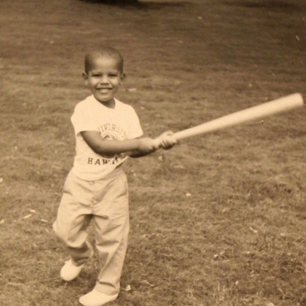 Obama em criança, com um taco de basebol