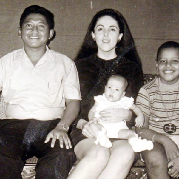 Barack Obama com o padastro, Lolo Soetoro, a irmã, Maya, e a mãe, Ann Dunham 