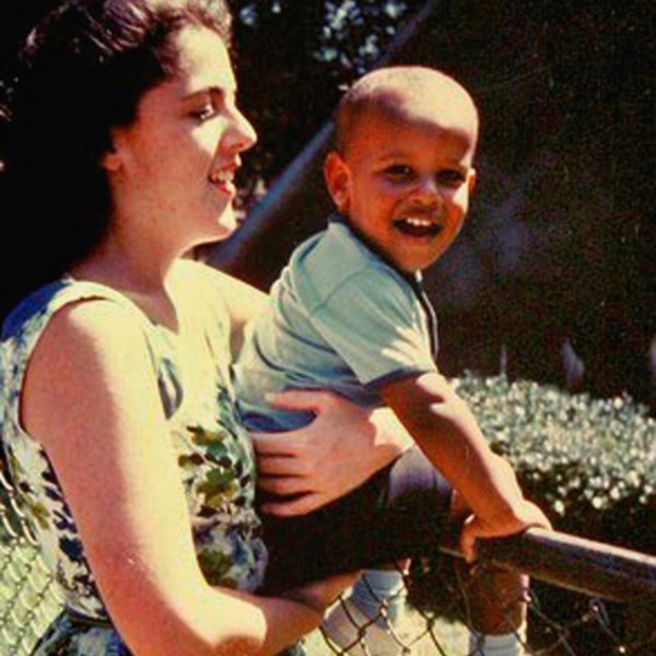 Do álbum de fotografias da família: Barack com a mãe, Ann Dunham