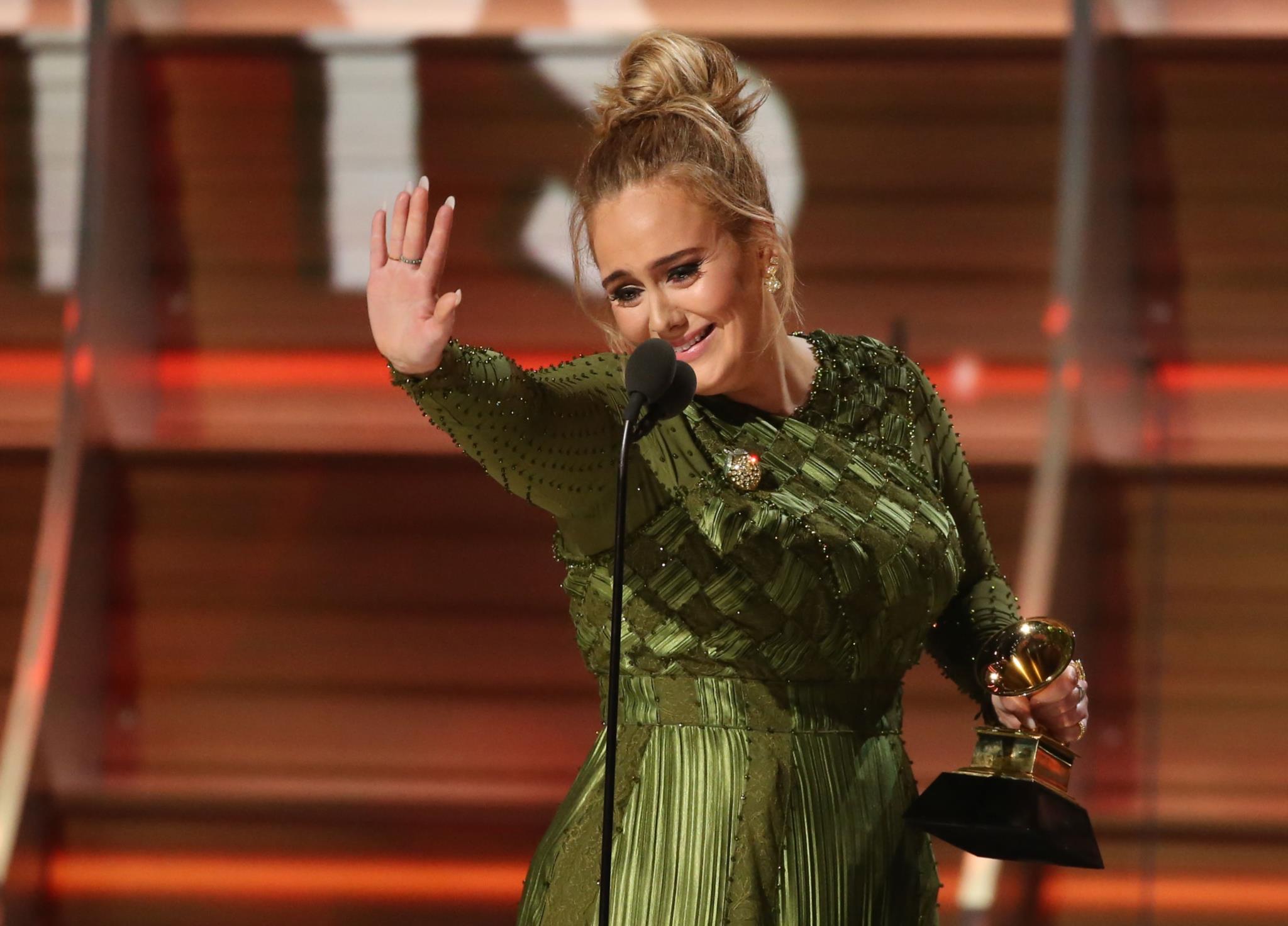 Adele é forçada a descansar a voz após problema em show de Las