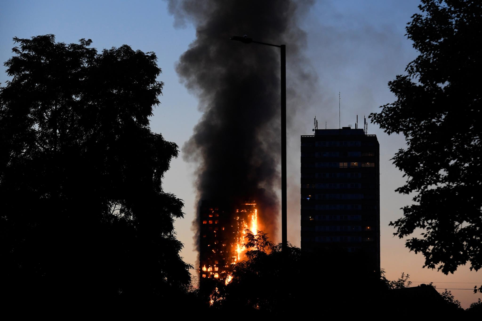 Пожар башни. Пожар в здании Grenfell Tower в Лондоне. 2017: Пожар в Grenfell Tower в Лондоне. Гренфелл Тауэр Лондон. Эшли Тауэр пожар Торнадо.