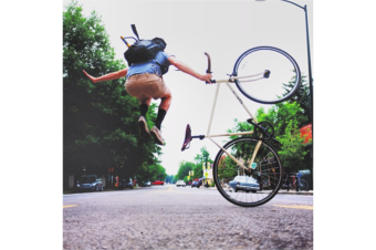 Freestyler jumping mostra sua capacidade de jogar uma bicicleta