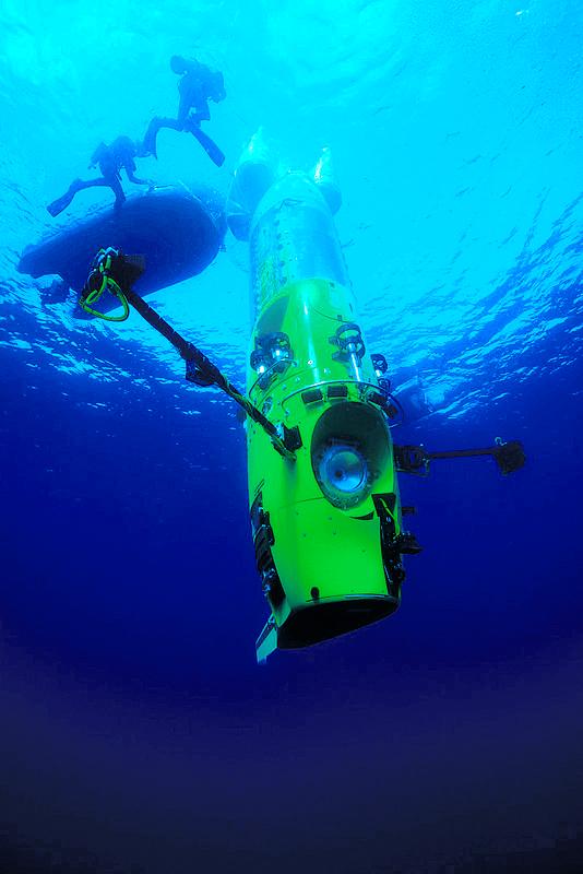 Foto: Ele foi o primeiro homem a descer sozinho num batiscafo ao fundo da  Fossa das Marianas, no Oceano Pacífico. - Purepeople