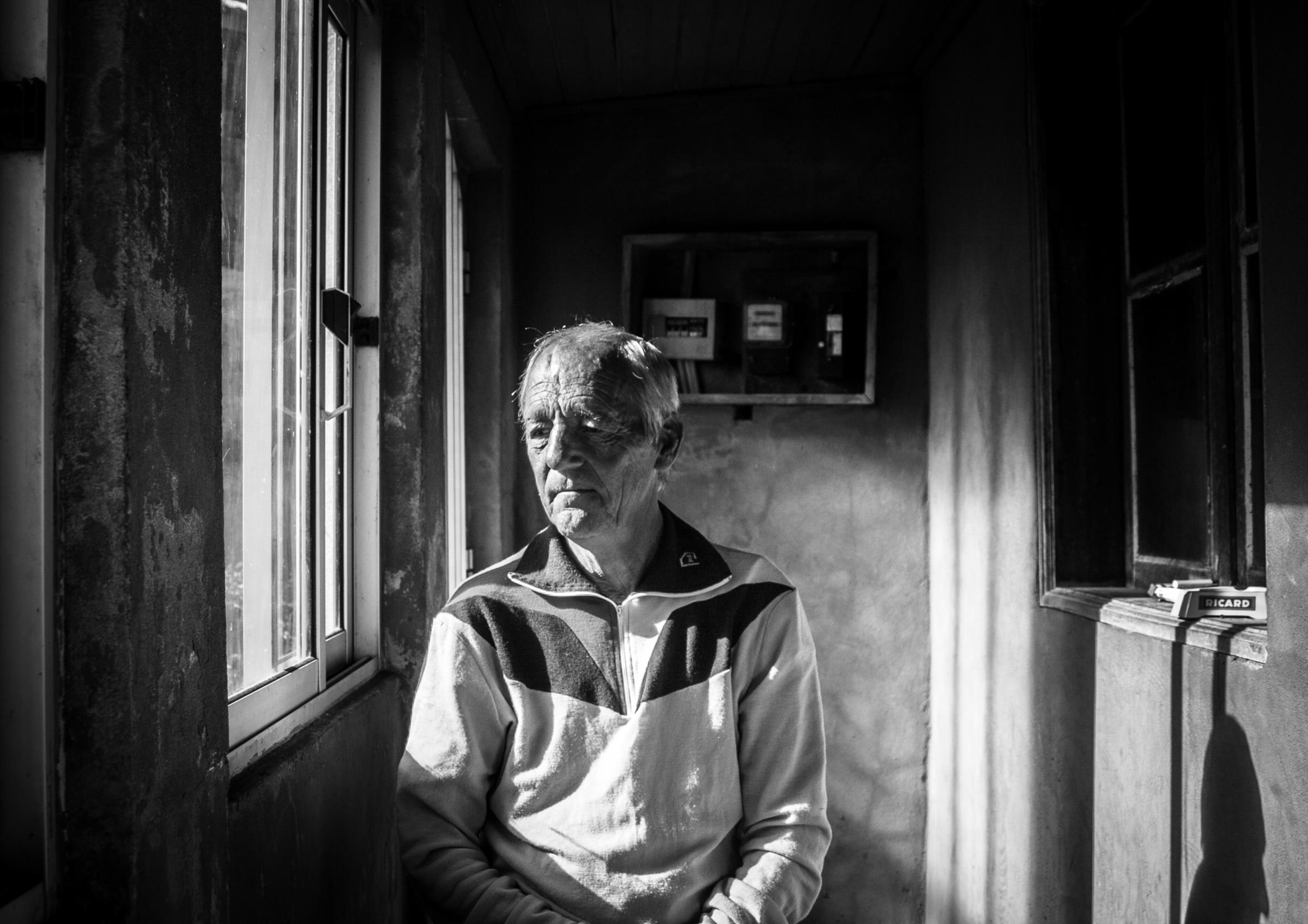 Старик прожил. Одиночество пожилых. Одинокий пожилой человек. Одинокий старик. Одиночество Стариков.