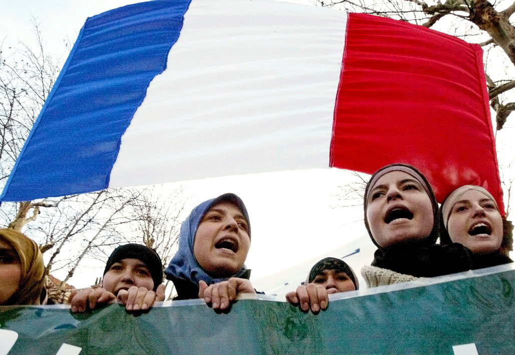 França expulsa estudantes por não respeitarem homenagem ao