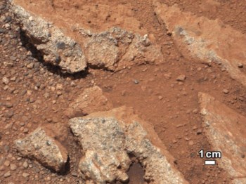 Imagens captadas pela Curiosity mostram seixos típicos de cursos de água