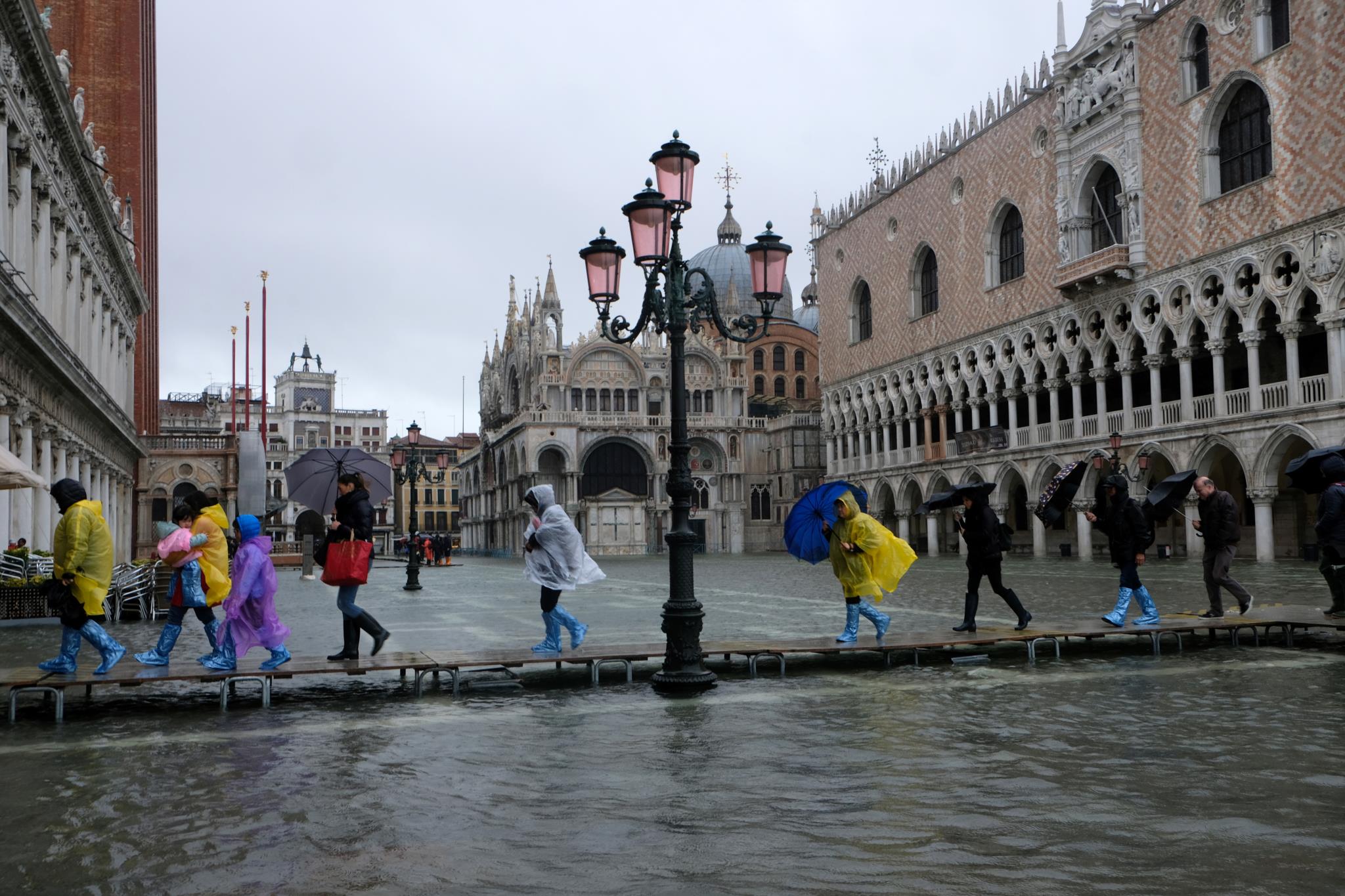 Почему венеция на воде. Венеция площадь Сан Марко наводнение. Площадь Святого марка в Венеции затоплена. Венеция Сан Марко наводнение 2019. Сан Марко Венеция площадь веб камеры.