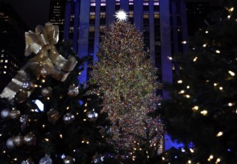A árvore do Rockefeller Center acendeu-se, é Natal em Nova Iorque |  Fotogaleria | PÚBLICO