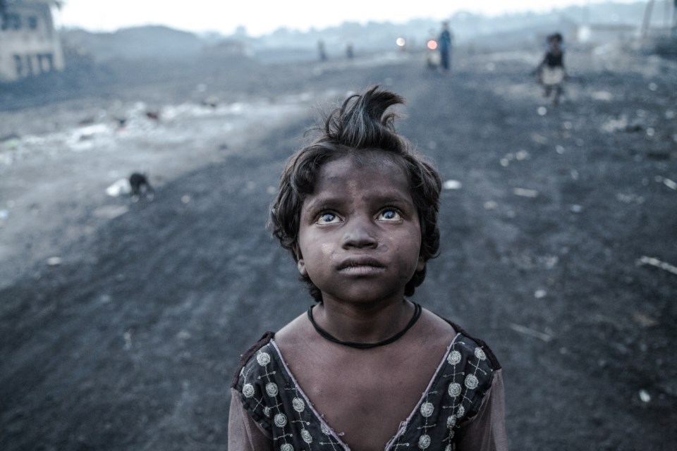 Resultado de imagem para Índia: as crianças que trabalham no "inferno" de carvão de Jharia