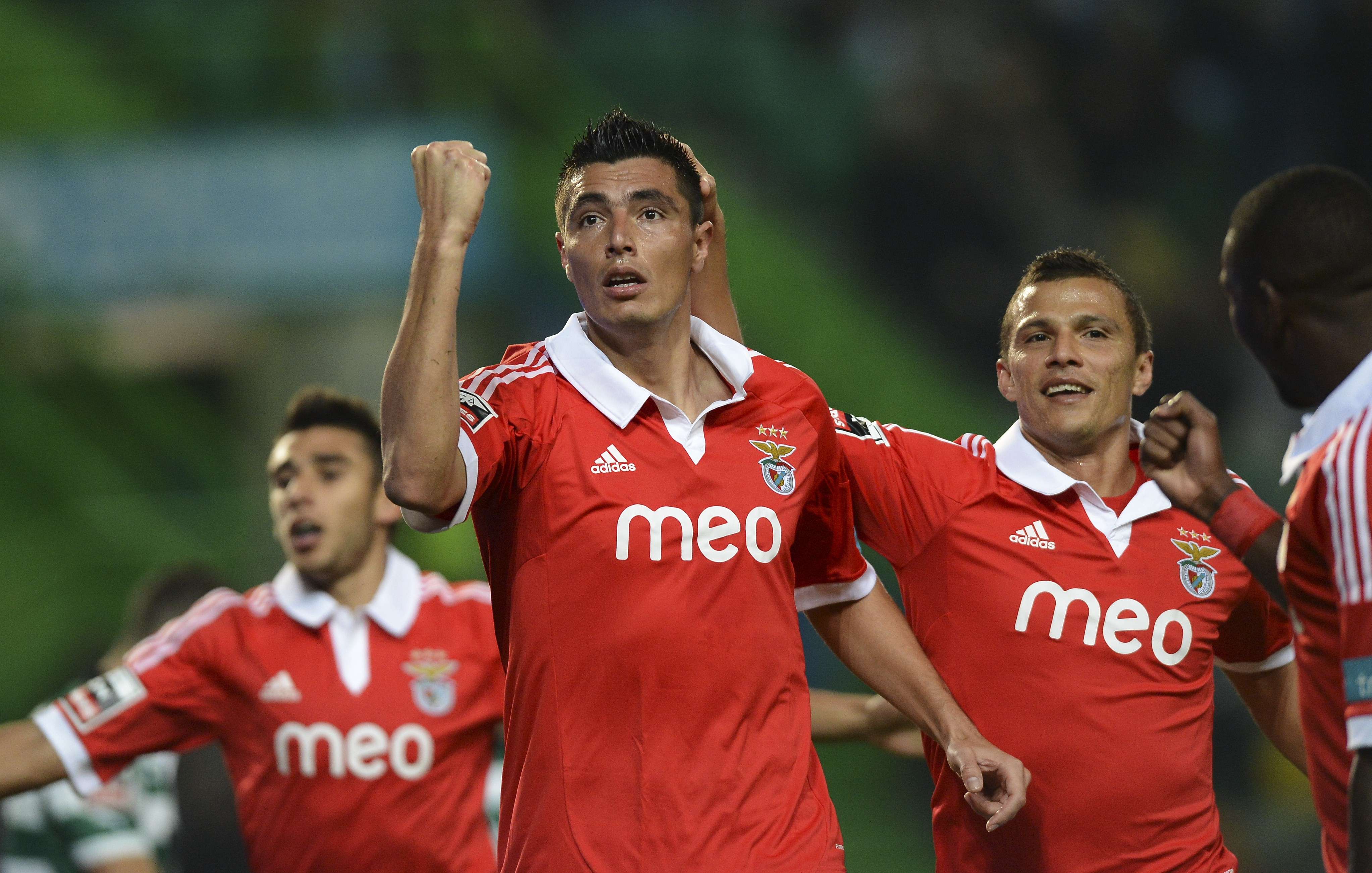 Benfica vence o Sporting nos descontos e por quatro centímetros, Crónica  de jogo