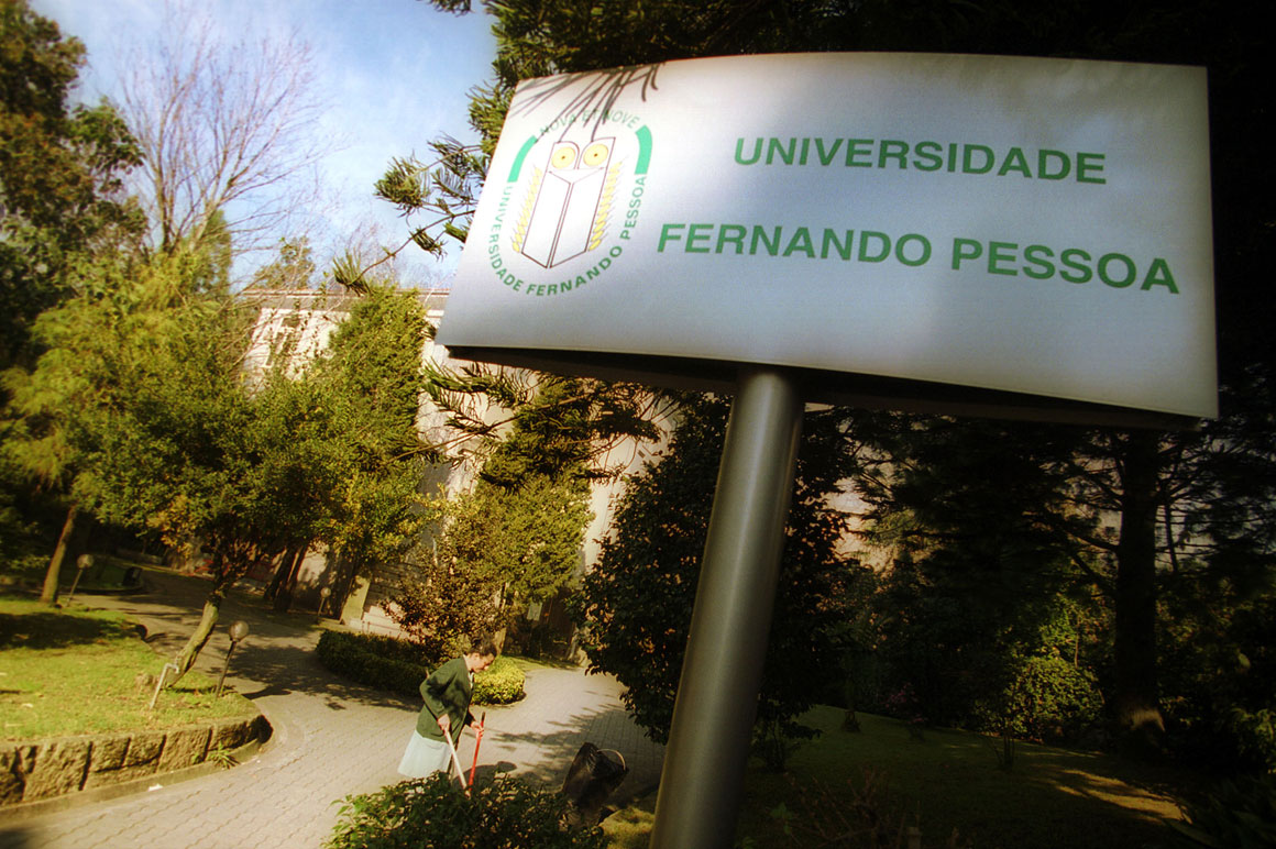 Fernando Pessoa na Faculdade de Letras do Porto - Universidade do Porto -  Archeevo