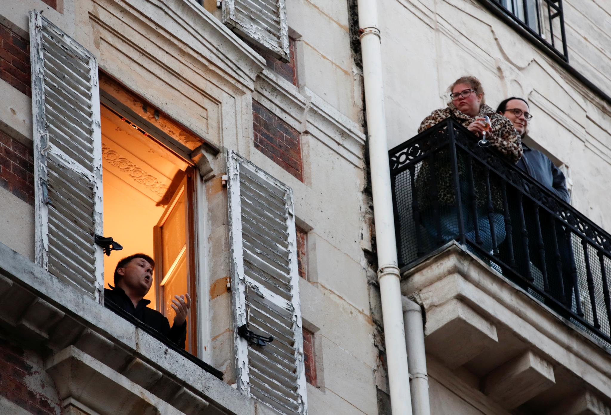 Год окну жизни. Человек на балконе. Соседи на балконе. Соседский балкон. Окно жизни.