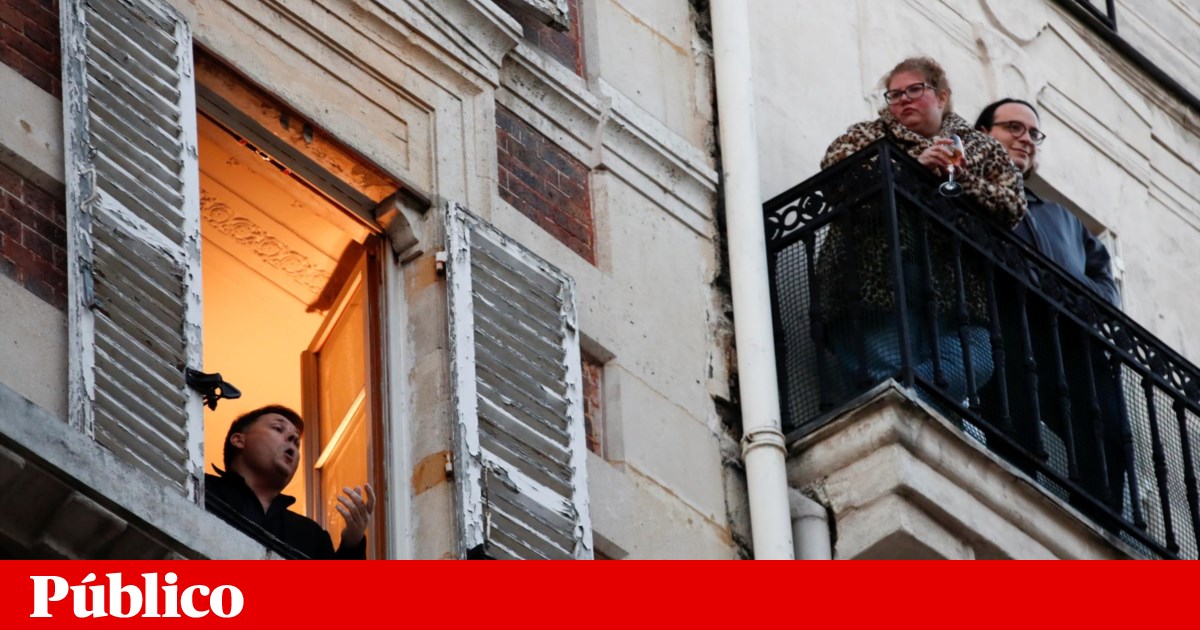 Nos telhados, varandas e janelas: assim se combate o isolamento