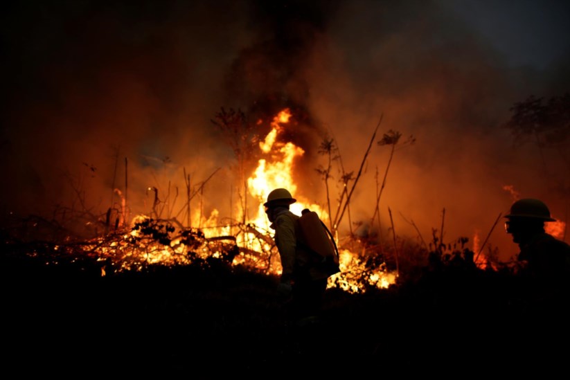 PÚBLICO - Bombeiros do Instituto Brasileiro do Meio Ambiente e dos Recursos Naturais Renováveis (IBAMA) tentam combater as chamas em Apui