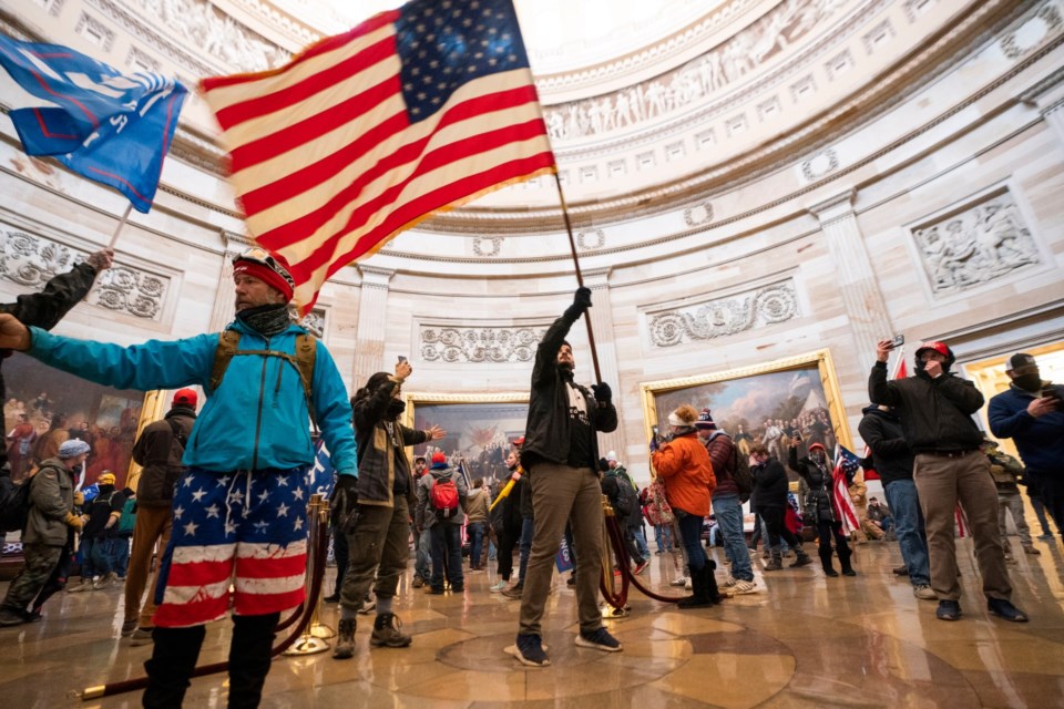 A invasão do Capitólio em imagens: o caos e a desordem em Washington, D.C.  | Eleições EUA 2020 | PÚBLICO