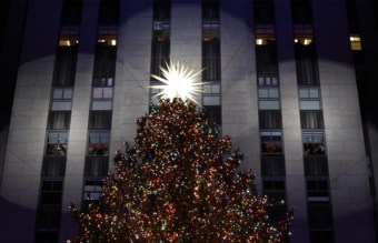 Acende-se a árvore do Rockefeller Center, cintila o Natal em Nova Iorque |  Fotogaleria | PÚBLICO
