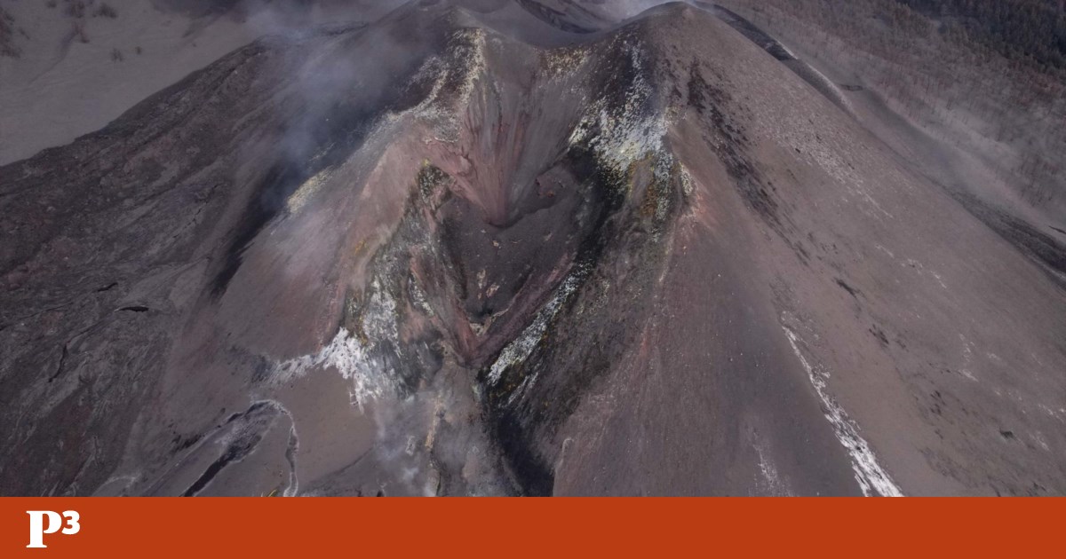 Dentro del volcán de La Palma: lava, humo y ceniza |  España