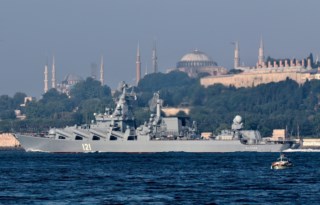 O cruzador de mísseis russo <i>Moskva</i> navega no Bósforo, em Istambul, em direcção ao mar Mediterrâneo, a 18 de Junho de 2021