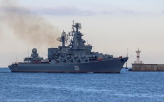 O navio russo <i>Moskva</i> regressa ao porto na Crimeia, a 16 de Novembro de 2021, após localizar navios da NATO no mar Negro 