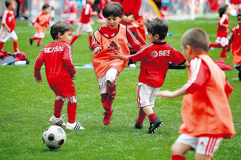 Sporting Benfica E Fc Porto Espalham Escolas De Futebol Em Busca De Craques Publico