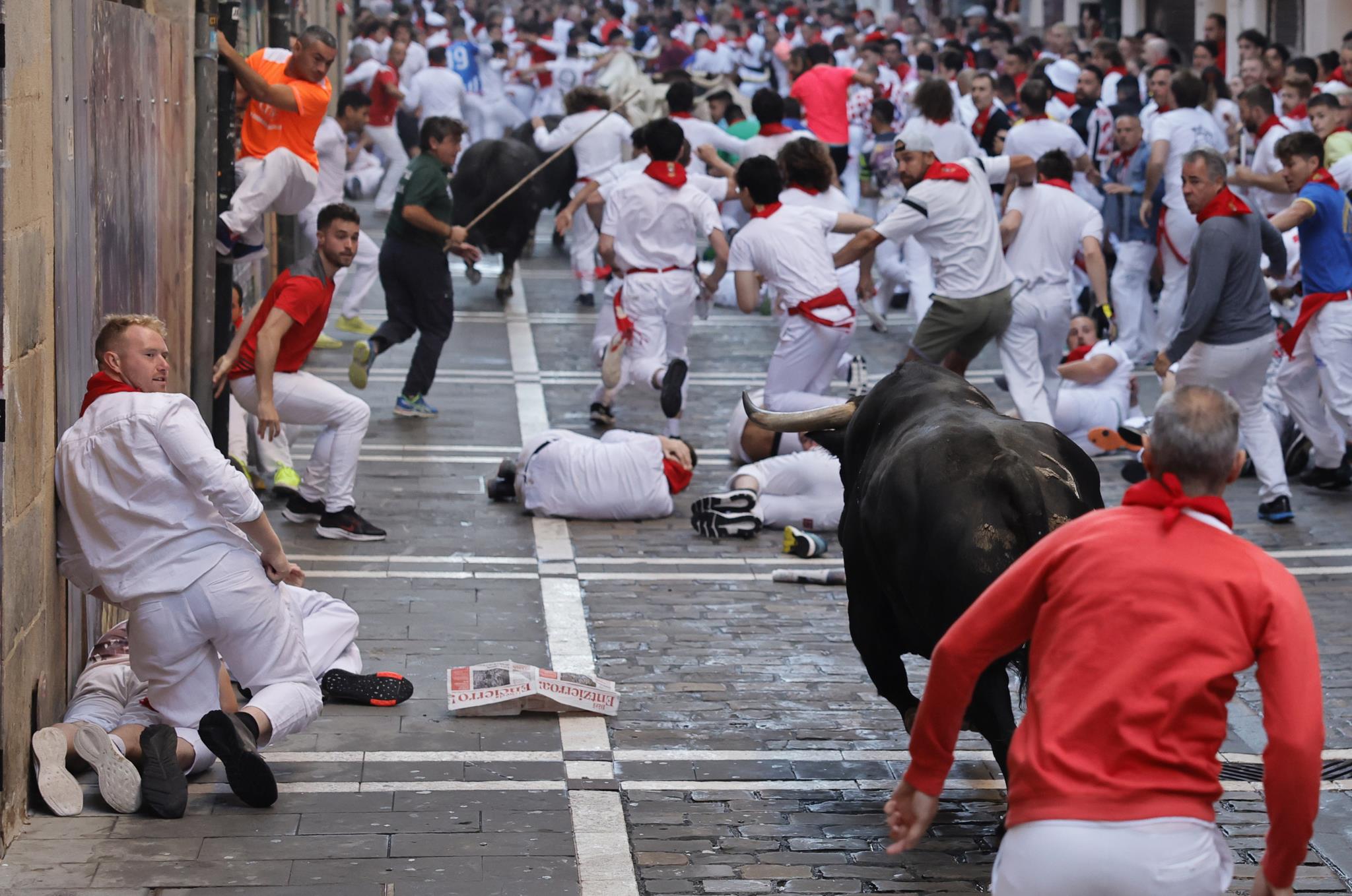 Festa de São Firmino agita cidade da Espanha com vinho e corrida de touros  - Fotos - UOL Notícias