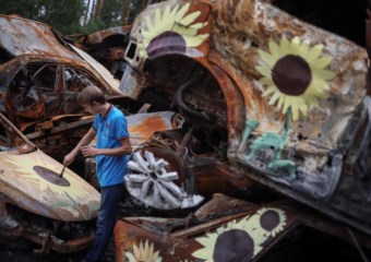 Nos carros destruídos pela guerra pintam-se girassóis. É como um  “renascimento”, Guerra na Ucrânia