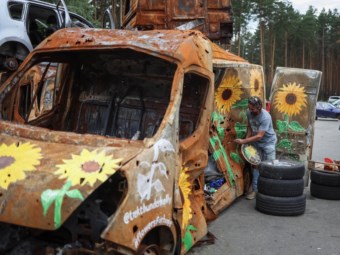 Nos carros destruídos pela guerra pintam-se girassóis. É como um  “renascimento”, Guerra na Ucrânia