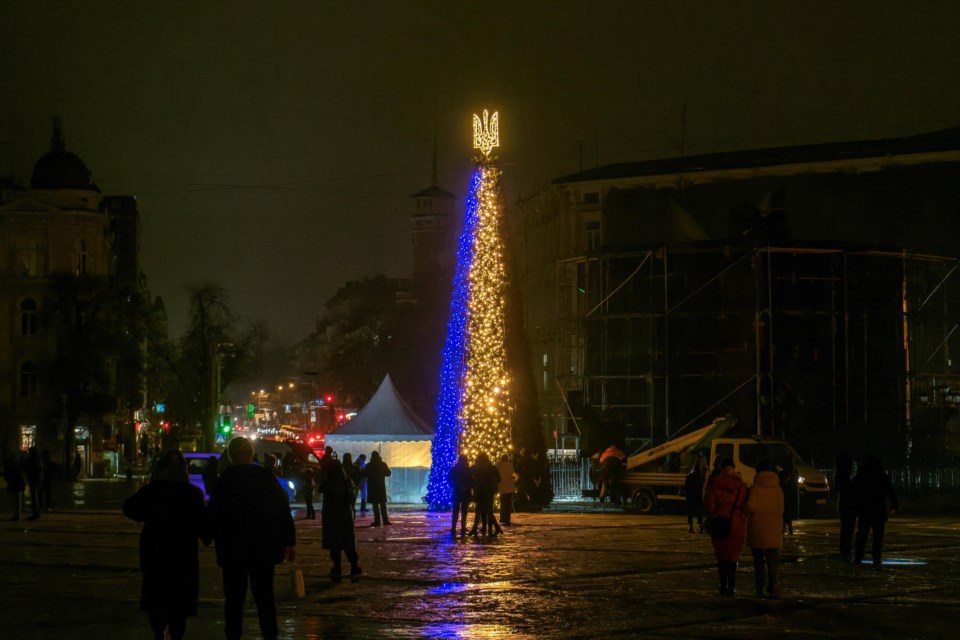 Ucrânia prepara-se para celebrar Natal com árvores mais pequenas e (muito)  menos luzes | Guerra na Ucrânia | PÚBLICO