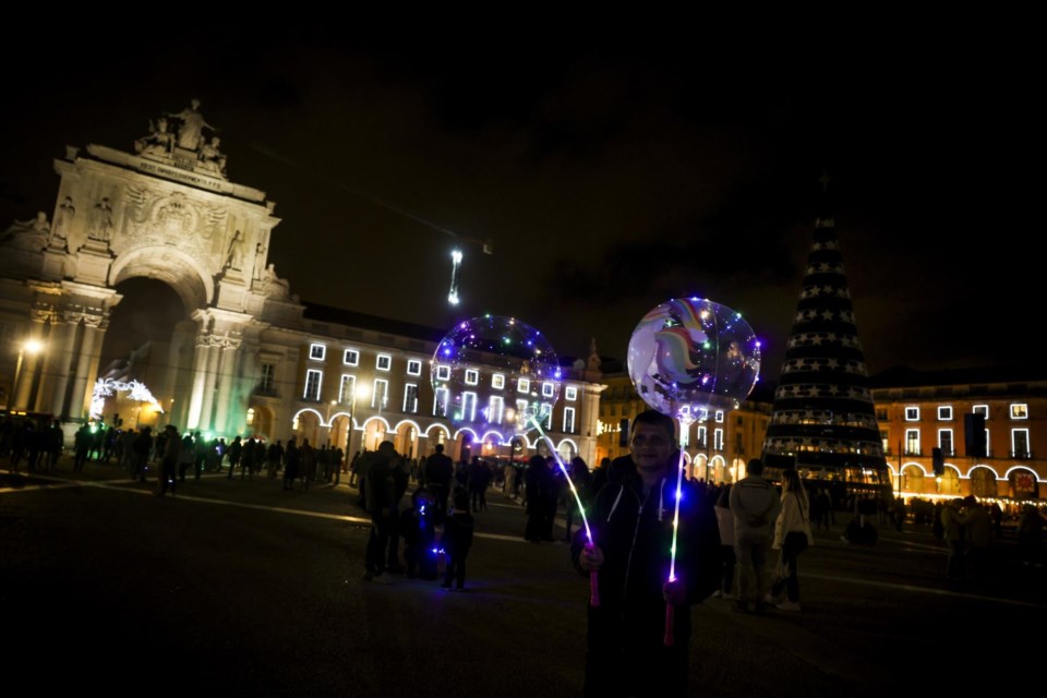 Lisboa e Porto apagaram luzes de Natal em gesto de apoio à Ucrânia | Guerra  na Ucrânia | PÚBLICO