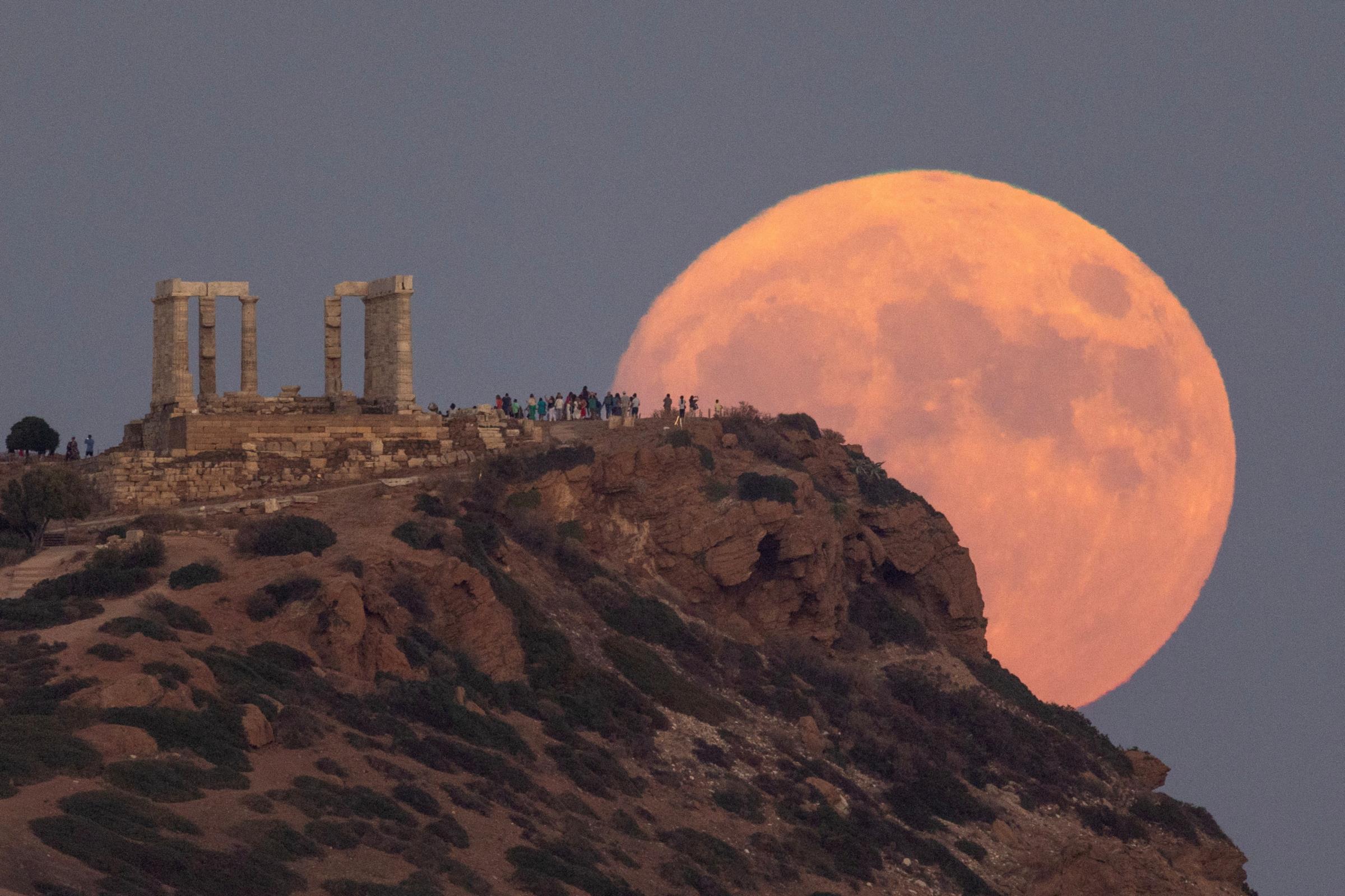 Superlua azul pode ser vista esta noite. Fenómeno raro também será visível  em Portugal