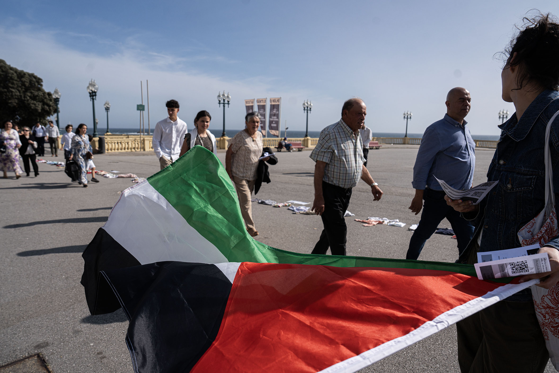 Acção de sensibilização pelo fim do genocídio em Gaza no Dia Mundial da Criança na Foz do Douro, na cidade do Porto.