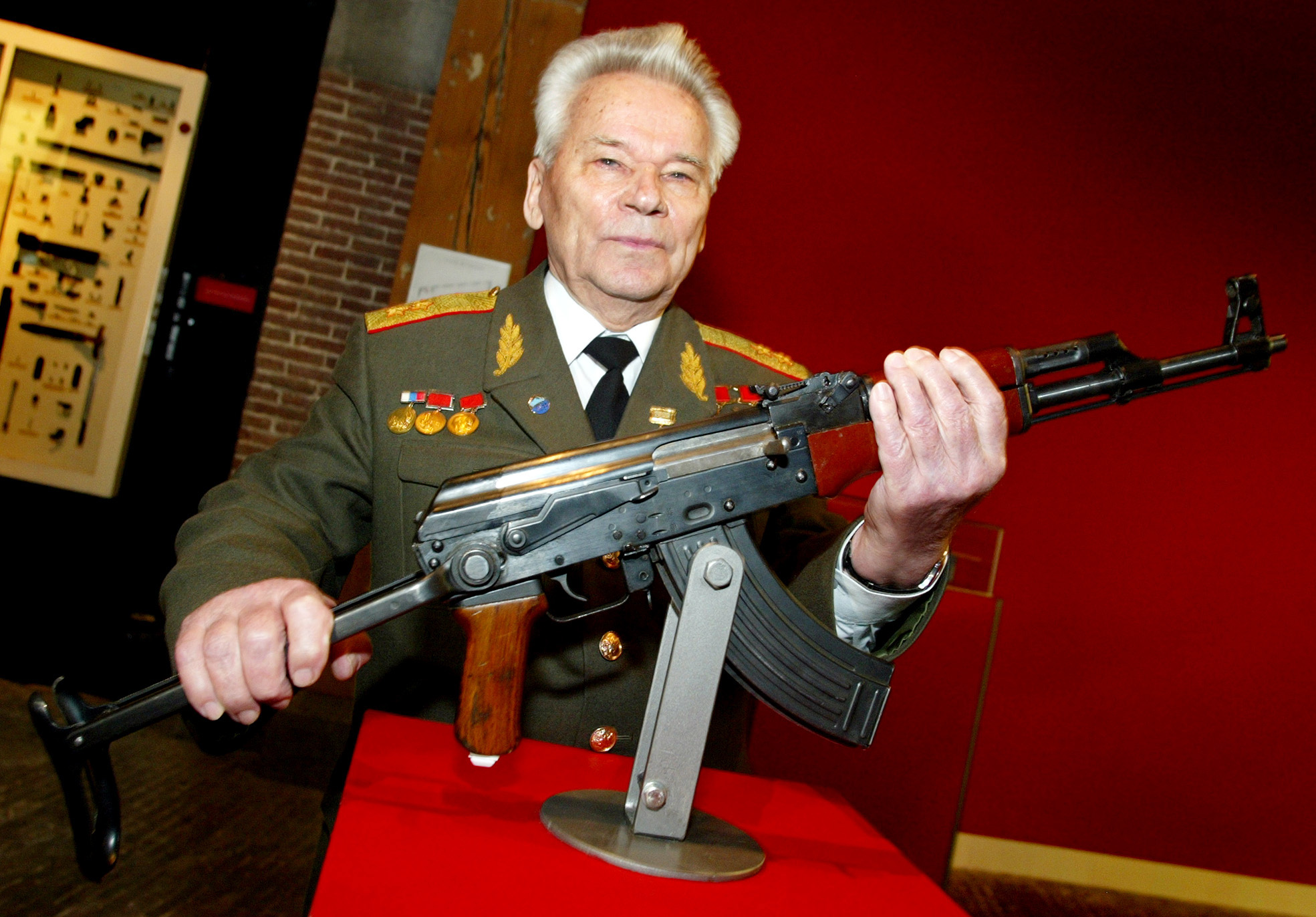 Mikhail Kalashnikov, inventor da AK-47, morreu aos 94 anos