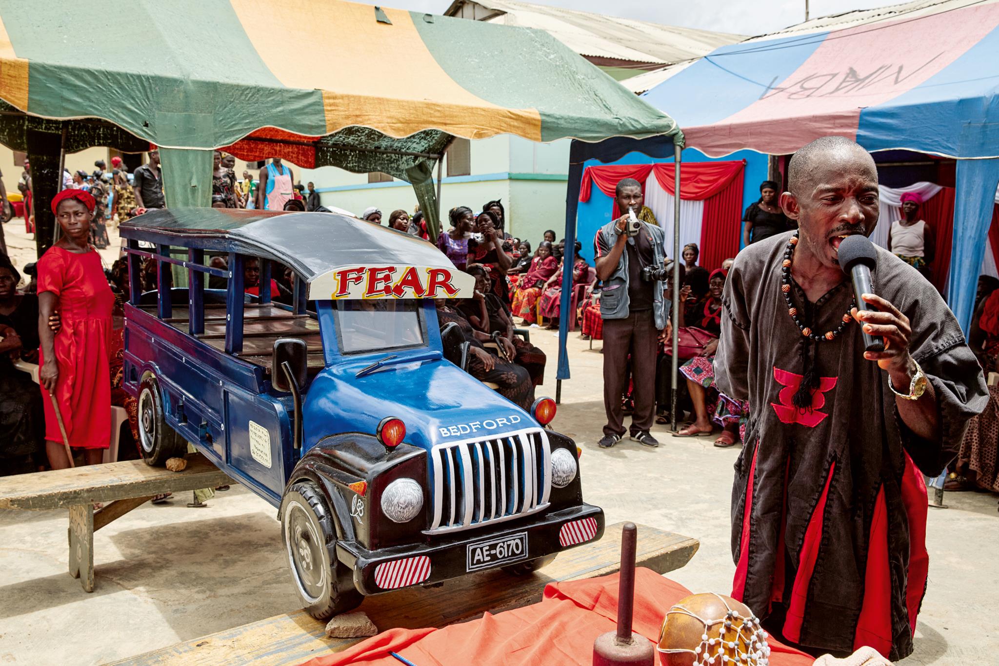 Funeral cristão. Um motorista é enterrado num caixão com o formato do seu camião Bedford. Região Central, 2015 (Caixão: Kudjoe Affutu)