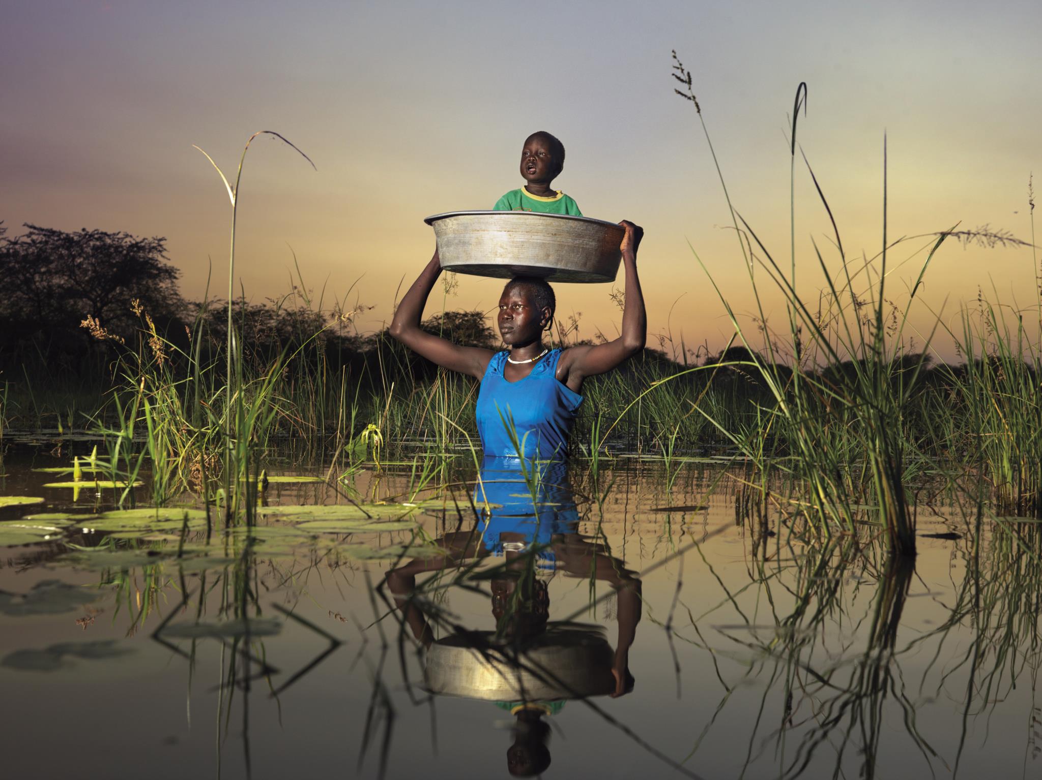 Fotografia do livro "Unyielding Floods", editado em Setembro pela Dewi Lewis