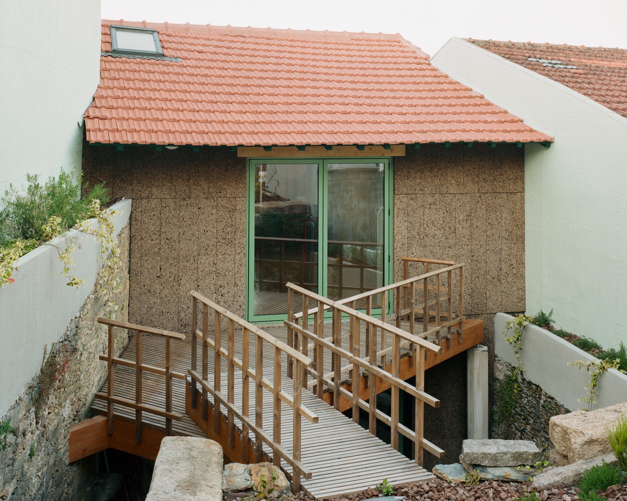 A casa não possuía acesso directo à parte mais alta do jardim, pelo que se construiu uma espécie de terraço com uma ponte, que permitiu estabelecer essa relação