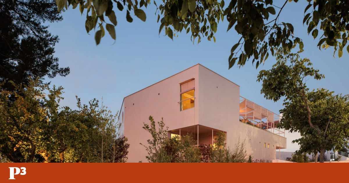 In the Sintra hills, a pink house contrasts with the green landscape