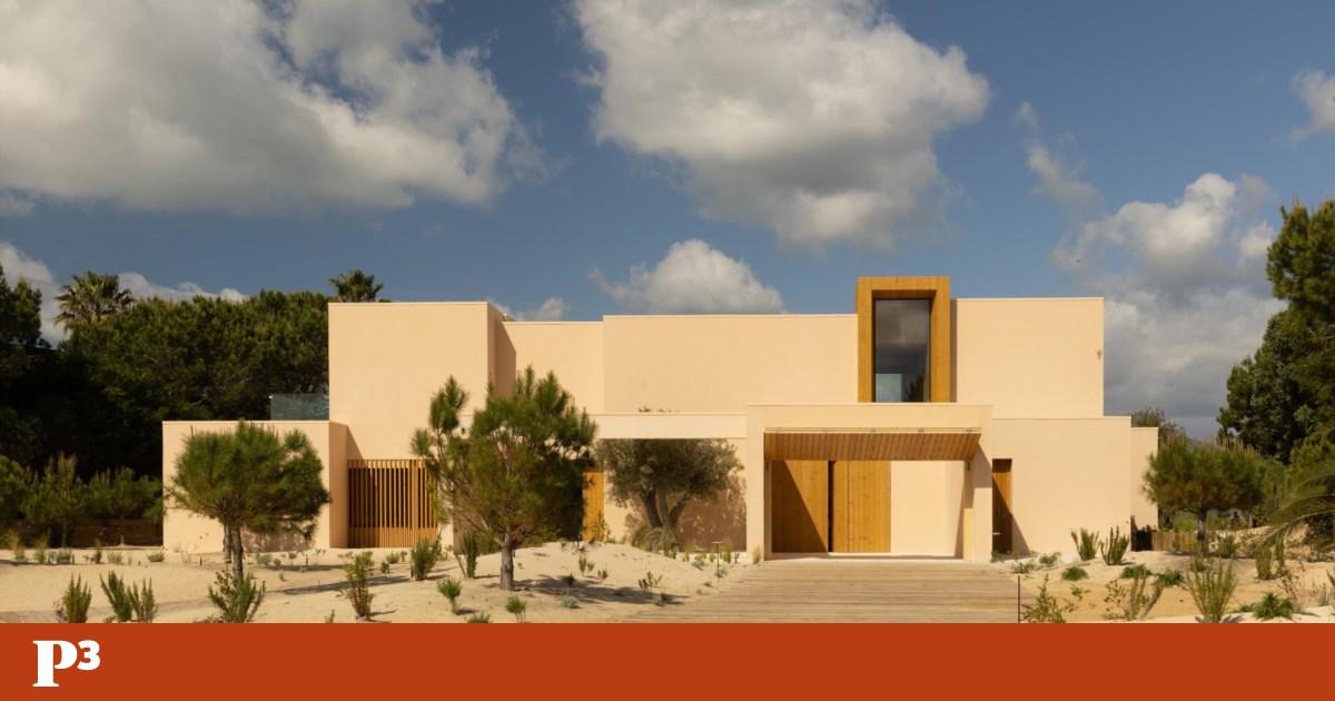 In Tróia, this holiday home is an earth-toned refuge that embraces the dunes