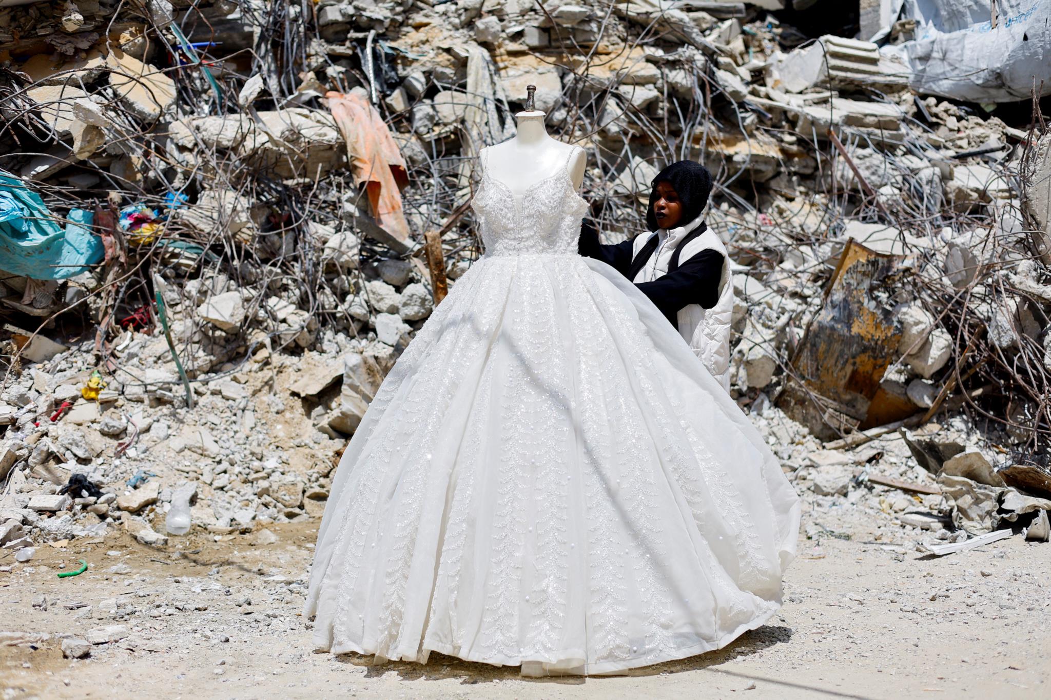 As famílias têm tido dificuldade em encontrar vestidos de noiva novos. Alguns ateliers decidiram dar uma nova vida a vestidos usados