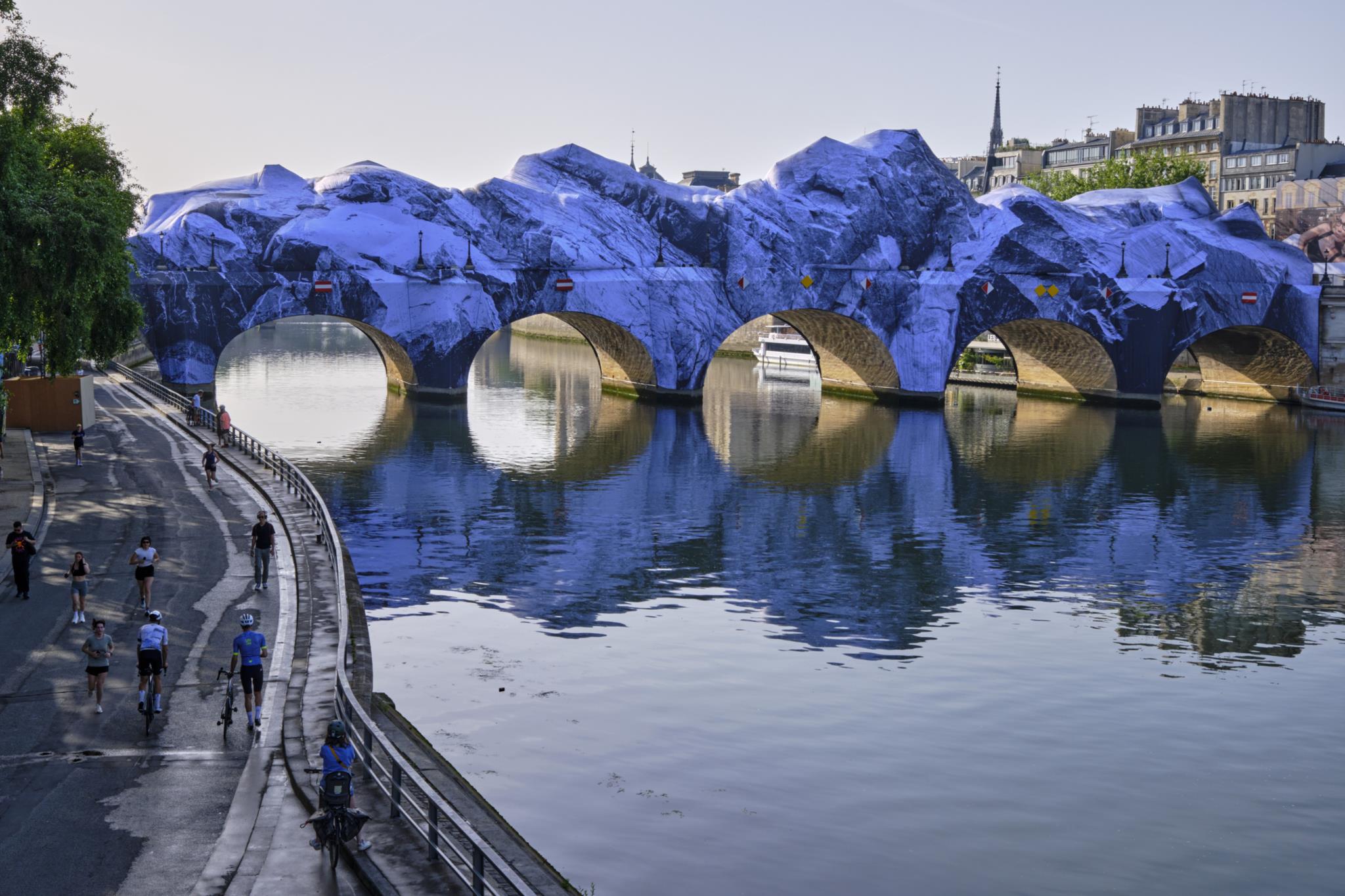 <i> La Caverne du Pont-Neuf </i> fotografada em Maio deste ano quando ainda estava em preparação