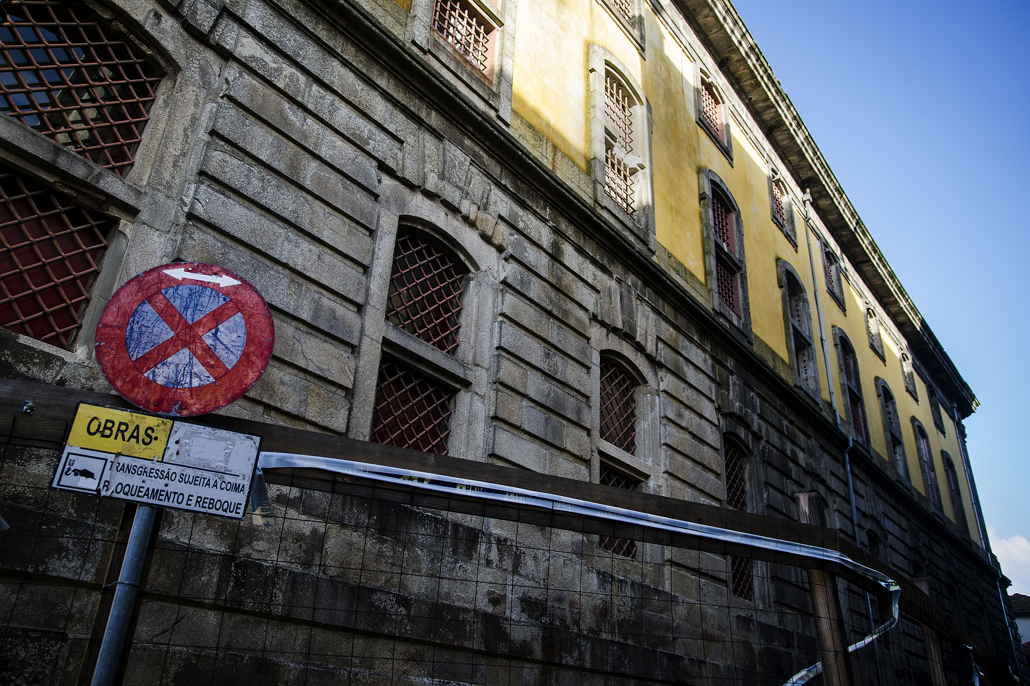 Governo entrega casas com infiltrações e problemas estruturais no