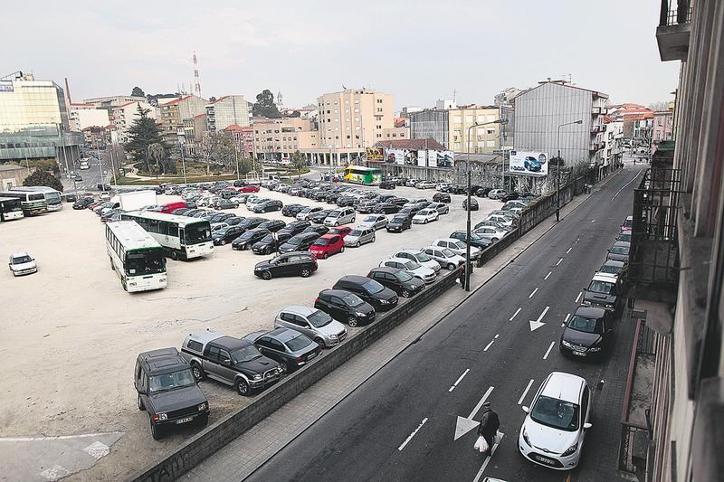 Parque De Estacionamento Do Campo 24 De Agosto Posto A Venda Pelo Estado Local Porto Publico