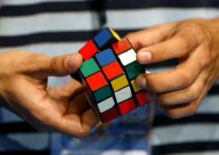 Como resolver um cubo mágico? by Henrique Soares