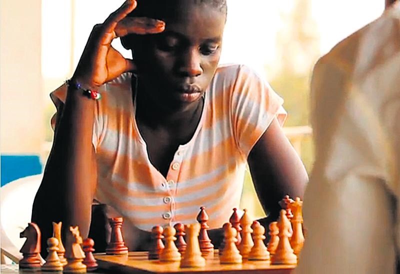A Rainha de Katwe Jogando Xadrez 