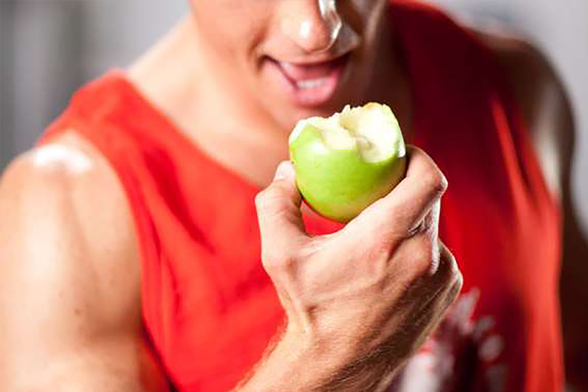 Съем яблок. Мужчина с фруктами. Человек ест фрукты. Мужчина ест яблоко. Спортсмен с яблоком.