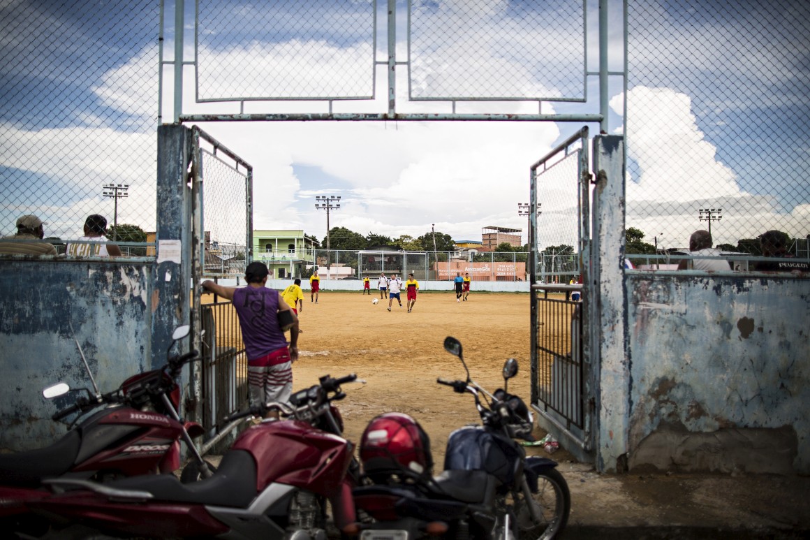 Jogo de futebol amador termina com tiroteio e mortes em Manaus