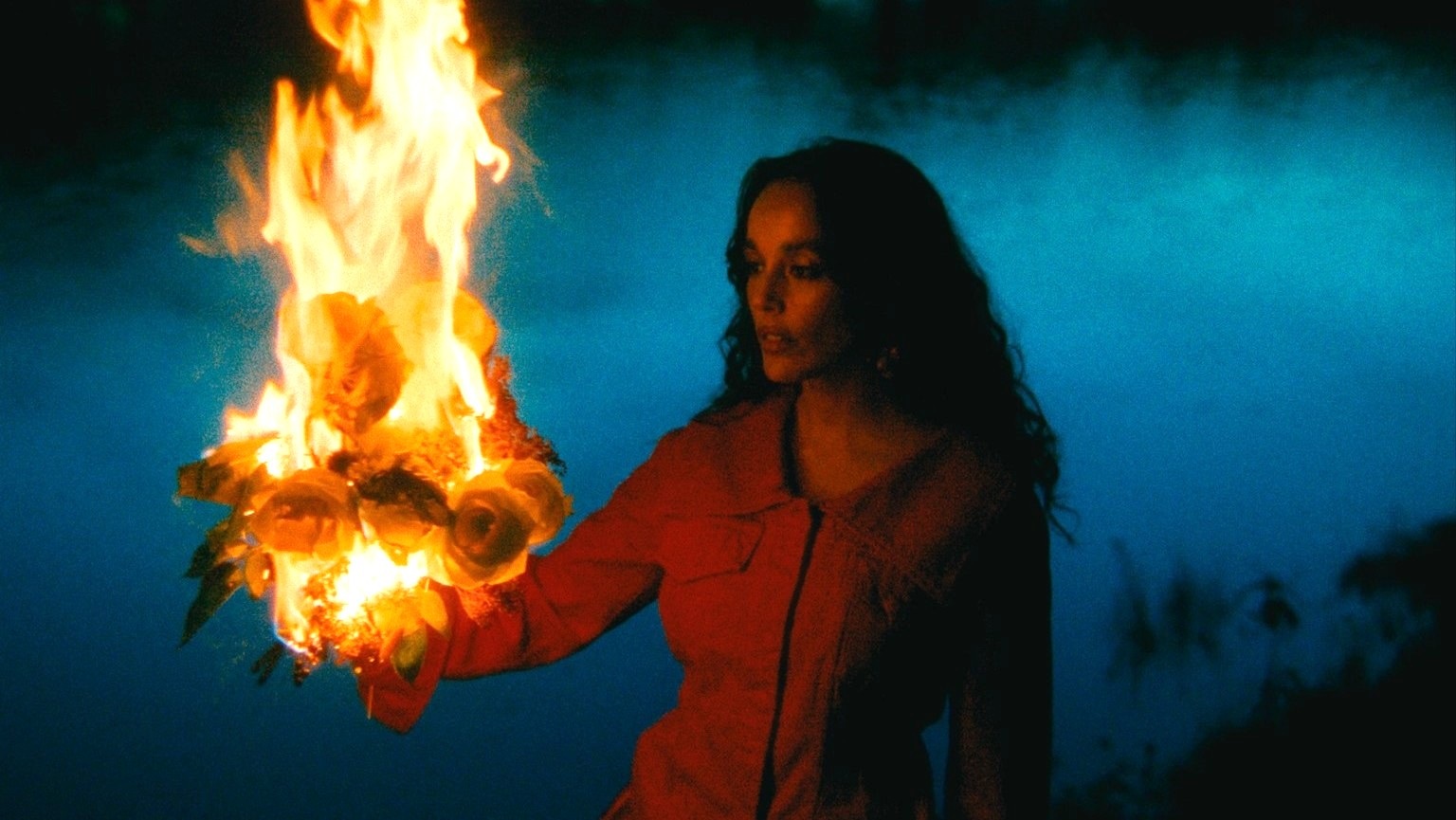 Depois de se estrear com <i>Inconstante</i>, Matilda traz-nos <i>cem flores</i>, escrita por Agir