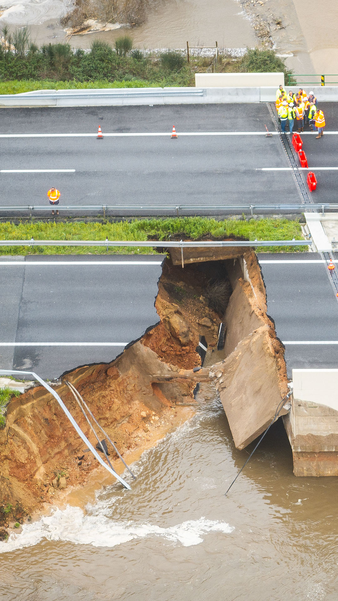 Brisa inicia trabalhos na A1 onde ruiu parte do pavimento, em Coimbra