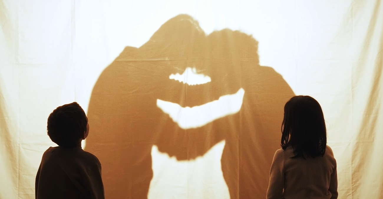 Carlos Sanches releases his first album, Cães e Crianças, and brings Arritmia with it