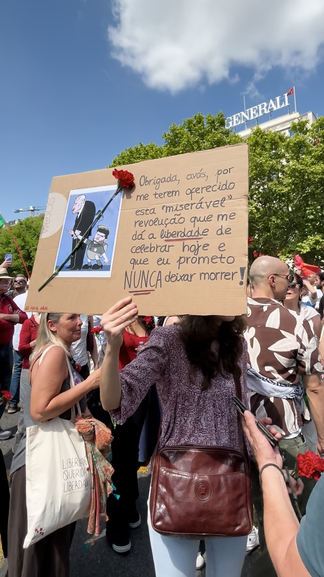 Milhares desceram a Avenida da Liberdade de cravo na mão e celebraram a conquista de direitos